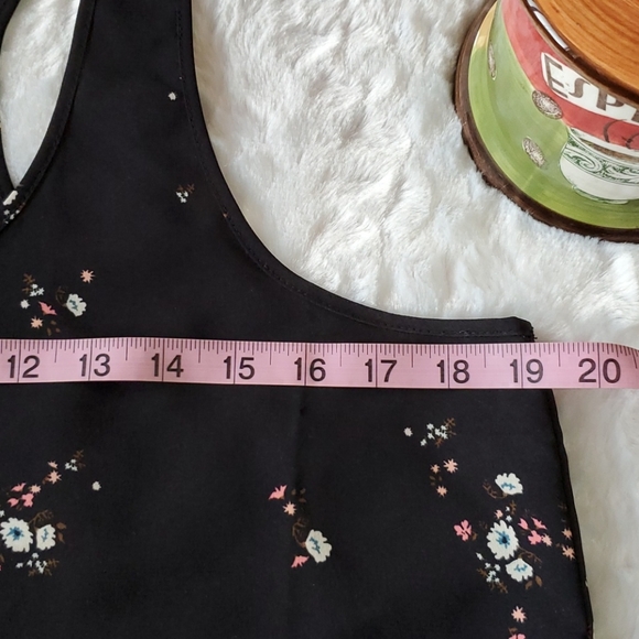 ABOUND Black floral print flowy deep armholes sleeveless top Lg. - Picture 4 of 6